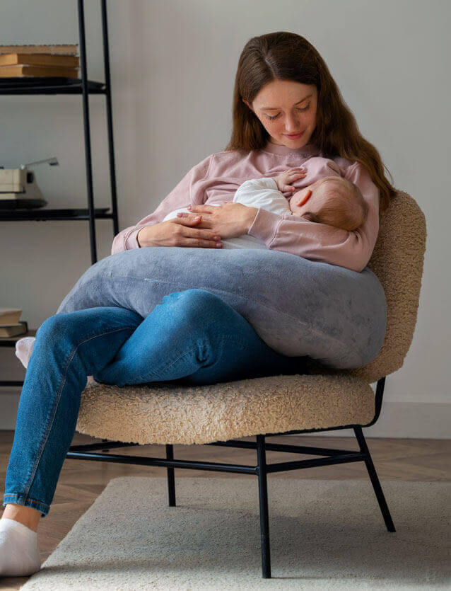 Femme dans son fauteuil qui allaite son bébé