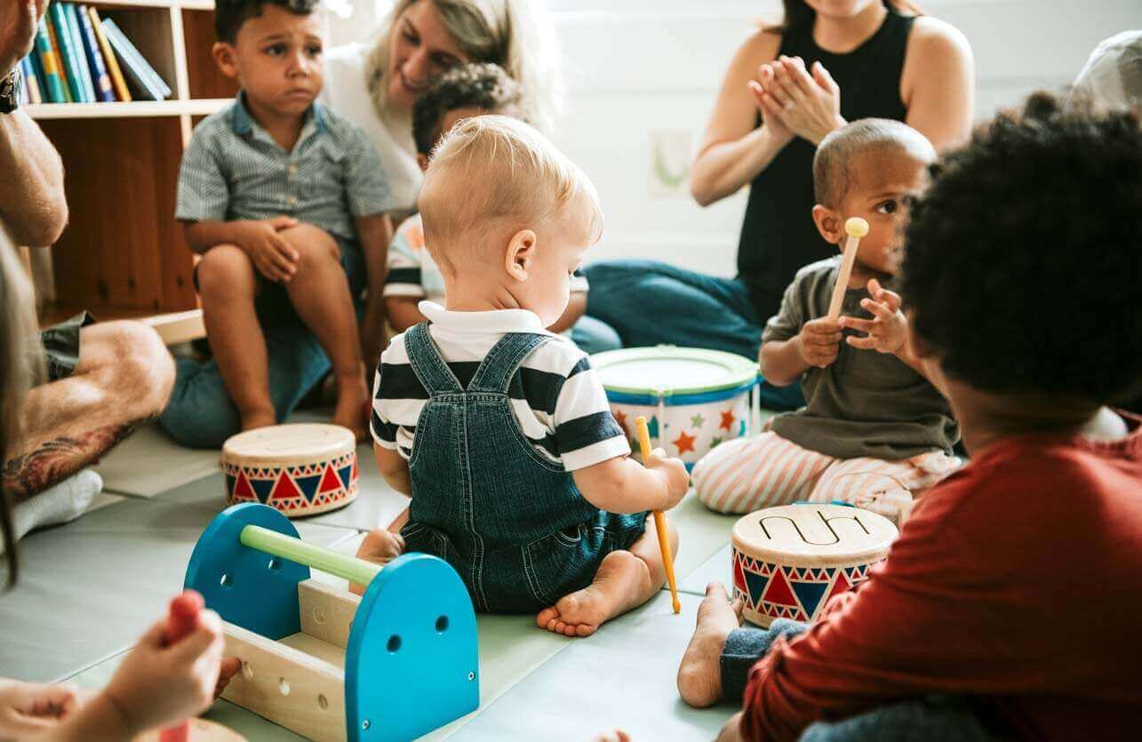 Photo d'enfants jouant ensemble dans une crèche