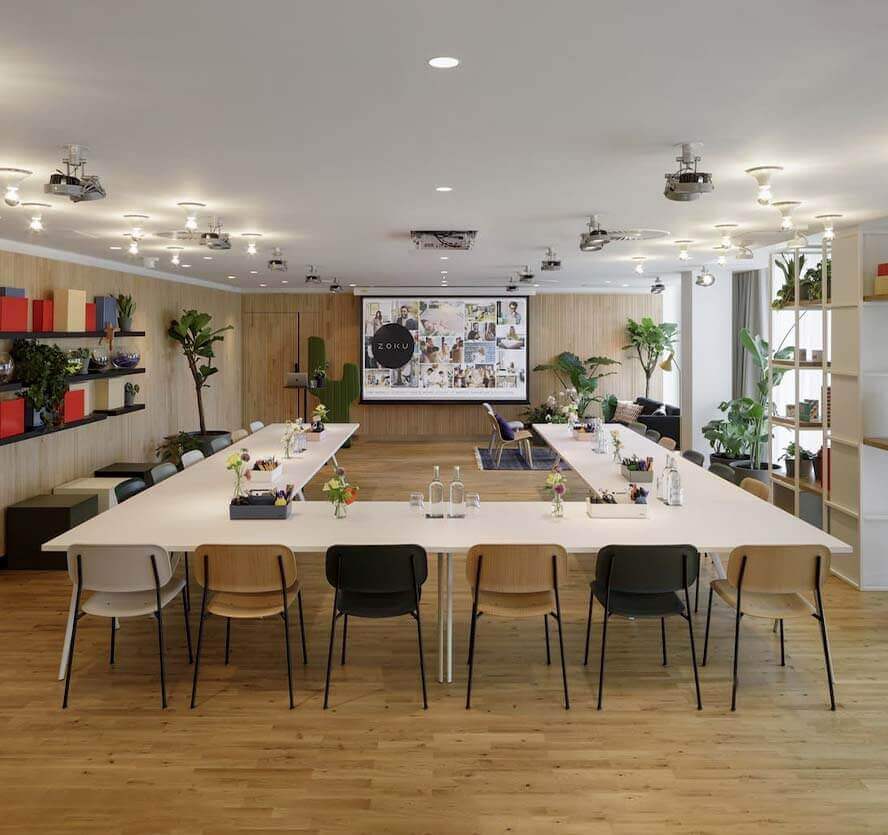 Aménagement hôtel télétravail photo d'un aménagement hôtel Zoku à Paris : salle de réunion en U avec grand écran