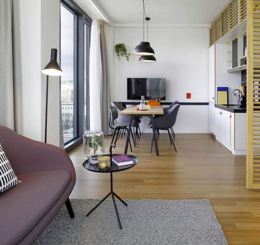 Aménagement hôtel télétravail zoom sur table de réunion et fauteuils dans hôtel Zoku parisien